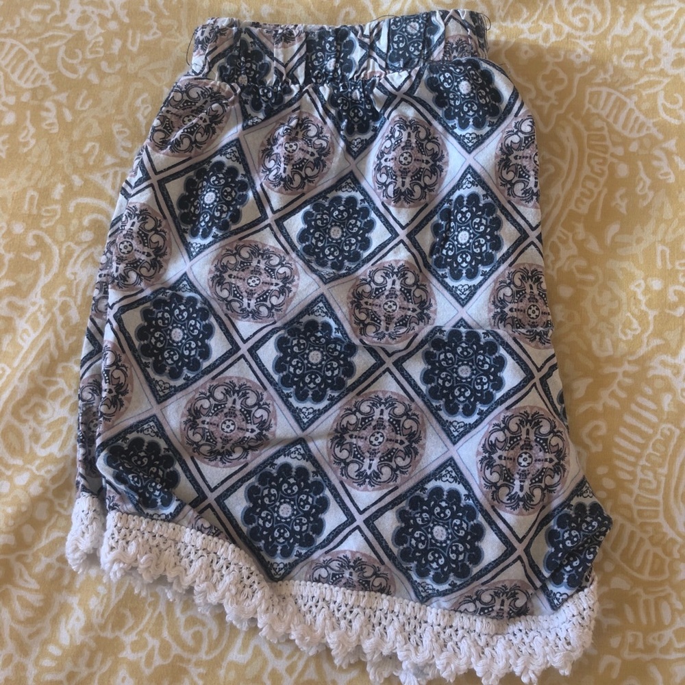 COMFY PRINTED SHORTS!! - Picture 2 of 3
